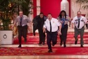 Толстяк против всех / Paul Blart: Mall Cop 2 (2015)